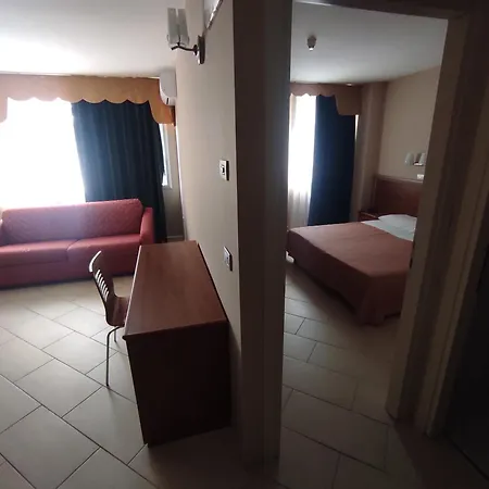 乌迪内标准酒店